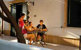 Außensitzplatz vor den Appartements - Foto: Ingo Wandmacher