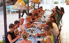 Buon appetito! Gemeinsames Abendessen an der langen Tafel - Foto: Ingo Wandmacher