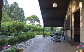 Die Terrasse vom Glamping-Zelt