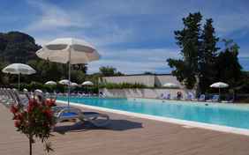 Teil der Anlage ist auch der wunderschöne Pool