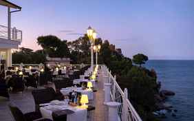 Die schöne Restaurantterrasse mit Meerblick