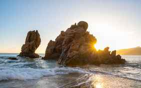 Der feine Kiesstrand liegt direkt vor der Tür
