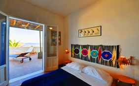 Schlafzimmer im 3- Zimmer Appartement mit angrenzendem Balkon mit Meerblick