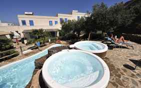 Pool und Whirlpool im Garten der Residence
