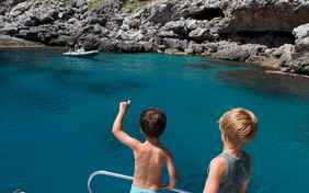 Mit dem Boot zu den Grotten fahren - Foto: Ingo Wandmacher