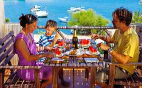 So lässt es sich aushalten: Kleine Zwischenmahlzeit mit Blick aufs Meer - Foto: Ingo Wandmacher