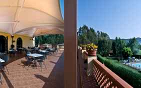 Die Restaurantterrasse mit Poolblick