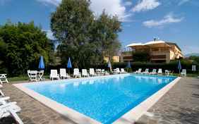 Der nahgelegene Pool direkt neben der Unterkunft 