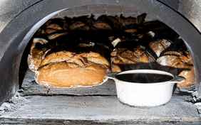 Selbstgebackenes Brot aus dem Steinofen