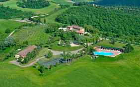 Blick auf das nahegelegene Restaurant mit großem Pool