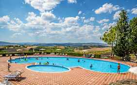 Der Pool eingebettet in die toskanische Landschaft - Foto: Bethel Fath