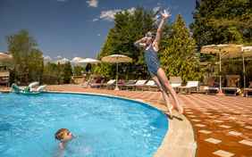 Spaß am Pool! - Foto: Bethel Fath