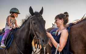 Schon die Kleinsten dürfen mit aufs Pferd - Foto: Bethel Fath