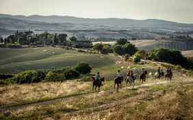 Im Galopp durch die Landschaft der Toskana - Foto: Bethel Fath