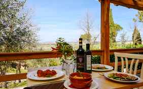 In den Sommermonaten können sie auf der Terasse des Restaurants ihr Abendmenü genießen