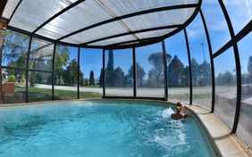 Das überdachte Schwimmbad lädt auch an kühleren Tagen zum Baden ein.