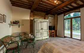 Gutshof und Fattoria beherbergen verschiedene Wohneinheiten in toskanischem Stil