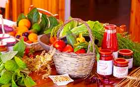 Einige Produkte aus der eigenen Landwirtschaft - Foto: Ingo Wandmacher