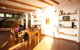 Wenn das Wetter mal nicht mitspielt: Aufenthaltsraum und Restaurant - Foto: Ingo Wandmacher