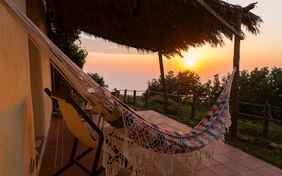 Entspannung auf der eigenen Terrasse in der Hängematte - Foto: Karin Kalandra