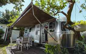 Gerade die Markise lässt den Sitzplatz nicht nur gemütlich aussehen, sondern spendet auch angenehmen Schatten.