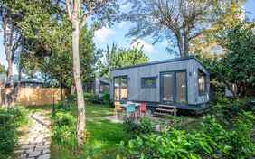 Das Tiny House mit hauseigener Sitzgelegenheit.