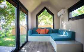 Die perfekt zugeschnittene Couch im Tiny House.