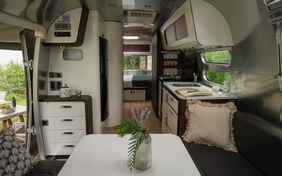 Hier wurde im Airstreamer durch ein tolles Raumkonzept jeder Meter genutzt, um eine offene Küche einzubauen.