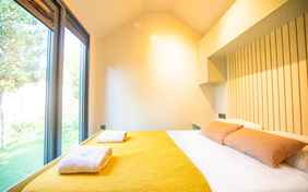 Das sonnendurchflutete Schlafzimmer im Tiny House.