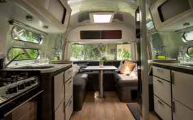 Von der Küche im Airstream geht es in die Sitzecke.