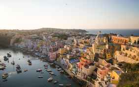 Den wunderschönen Ausblick über Procida in der Abendsonne genießen.