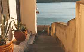 Der Weg entlang des Meeres.