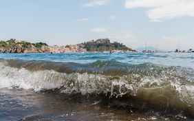 Auch am Meer kann man den Blick über die vielen bunten Häuser schweifen lassen.