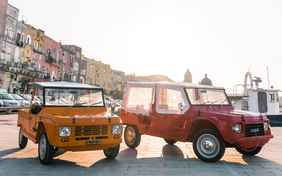 Mit diesen roten Autos findet der Transfer in die Unterkunft statt.