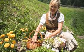 Gastgeberin Martina beim Kräutersammeln
