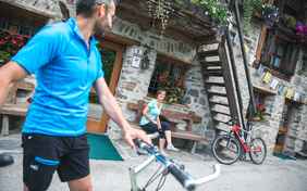 Miot dem MTB vor dem Chalet Alpenrose