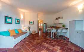 Geräumige moderne Wohnküche im Rosmarini