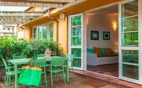 Terrasse mit Tisch im Gutshof Rosmarini 