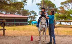 Vor Ort können Kinder und Erwachsene Ausritte unternehmen 