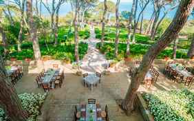 Der Aussenbereich des Restaurants im Garten des Haupthauses 