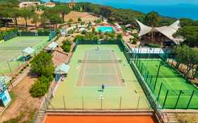 Tolle Tennisplätze, sogar mit Meerblick