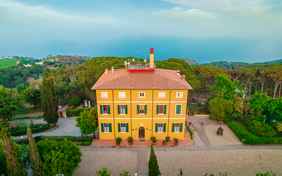 Das Haupthaus mit Rezeption und Restaurant 