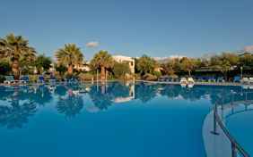 Der schöne Pool bietet mit 600 m² Platz für alle