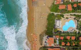 Direkt am schönen Sandstrand liegt das Trezene Village
