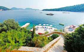 Badeplattformen unterhalb des Hotels