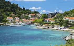 Die Fähre der Jadrolinja legt direkt in Sudurad an.