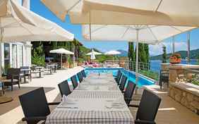 Frühstück und Abendessen mit Blick aufs Meer.