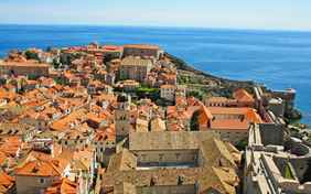 Auf der Stadtmauer von Dubrovnik entlang.