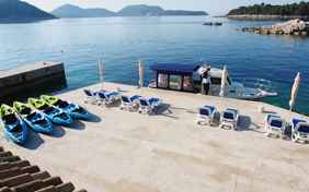 Das hoteleigene Transferboot legt direkt an der Plattform an.