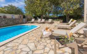 Entspannung am kleineren Pool